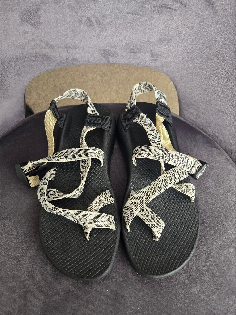 Chaco Z/2 Classic Women's Size 10 Black White Geometric Toe Loop Sandals